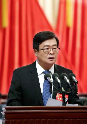 刘佳晨代表市人民政府作政府工作报告.