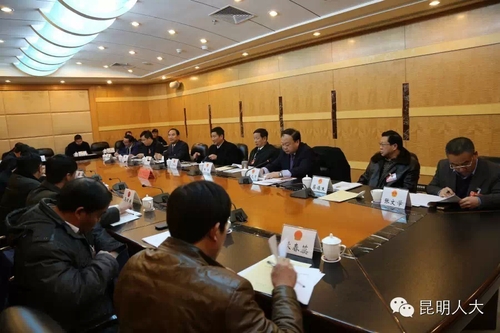 1月19日下午，各代表团按照会议日程，分组审议政府工作报告。.webp