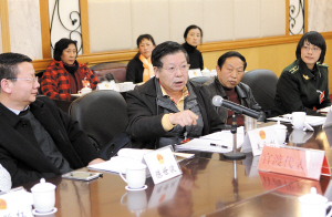 人大代表分组审议《政府工作报告》。 记者李海曦摄