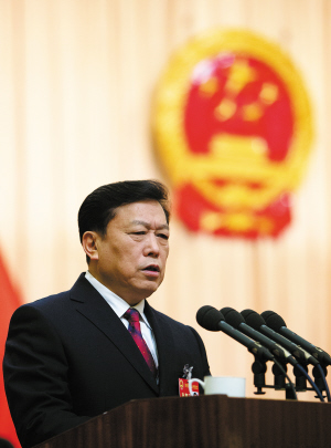 市人大常委会主任杨远翔作《昆明市人民代表大会常务委员会工作报告》